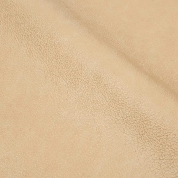 Артикул Softy представляет собой лицевую натуральную мебельную кожу с натуральным зерном, окрашенную с использованием белых восков и масел.